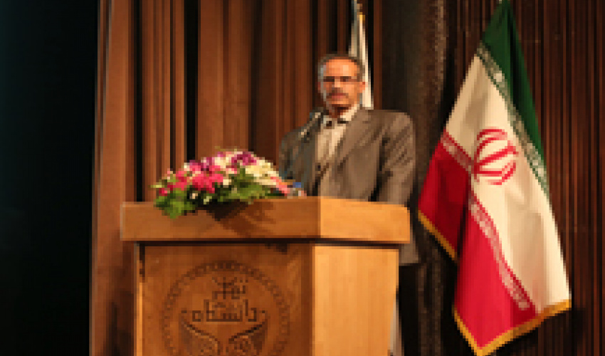 دکتر احمد نوحه‌گر در ششمین دوره تجلیل از کارمندان نمونه دانشگاه به سیاست دانشگاه تهران درباره ادامه تحصیل کارکنان و بازنگری در آئین‌نامه‌های ارتقا اشاره کرد.